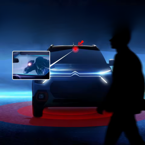 ダッシュカム車両ウルトラHD — ダブルおよびトリプルセキュリティカメラ